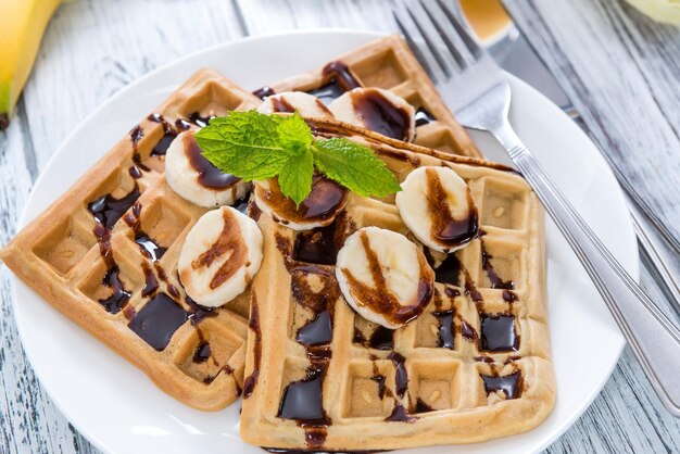 Waffles de desayuno con plátanos y salsa de chocolate