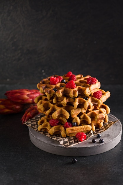 Waffles doces empilhados com framboesas