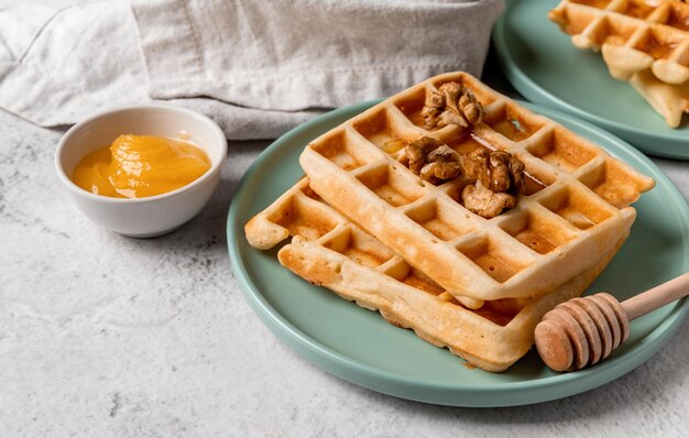 Waffles dulces caseros con nueces y miel