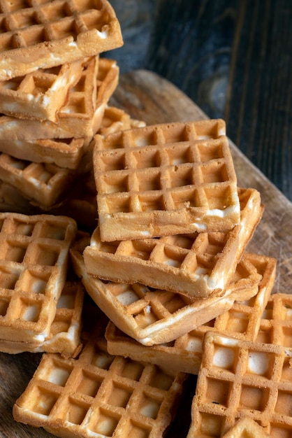 Waffles dulces suaves en la mesa de cerca