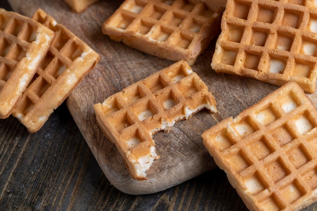 Waffles dulces suaves en la mesa de cerca