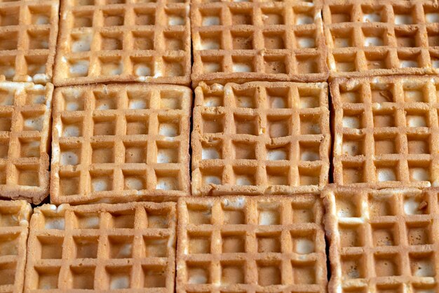 Waffles dulces suaves en la mesa de cerca