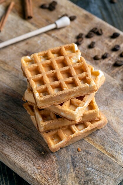 Waffles dulces suaves en la mesa de cerca