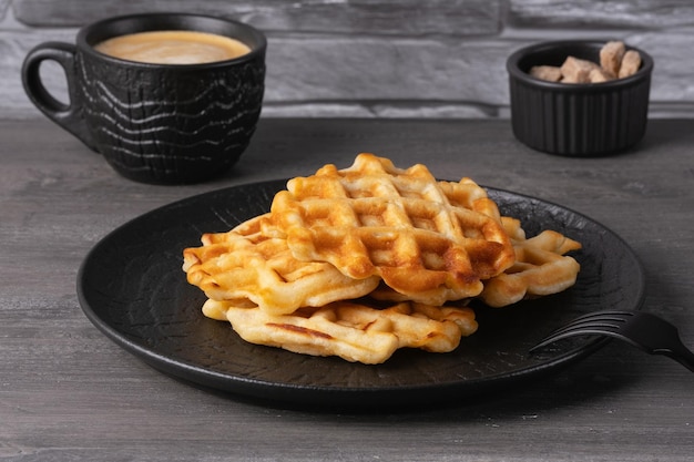 Waffles e café na mesa cinza