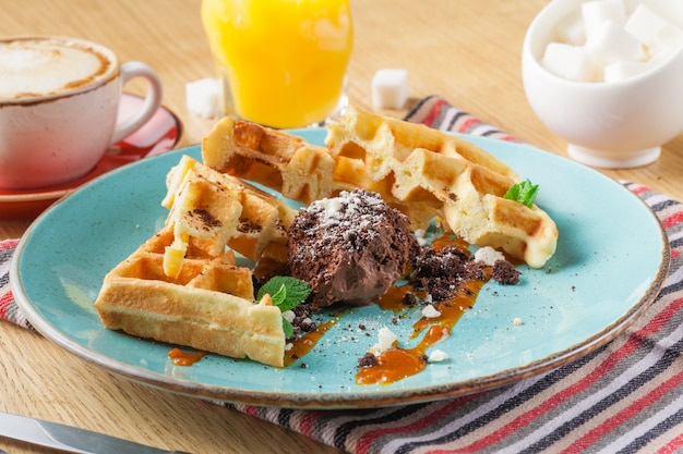 waffles e sorvete em um prato azul