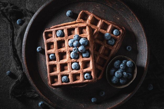 Waffles escuros deliciosos e caseiros feitos de estilo antigo