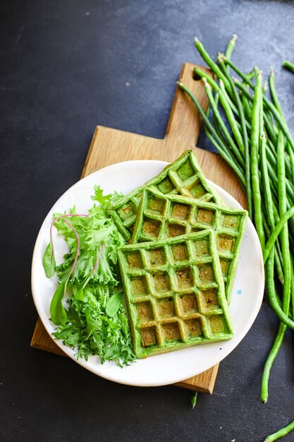 Waffles de espinacas verdes, judías verdes, verduras