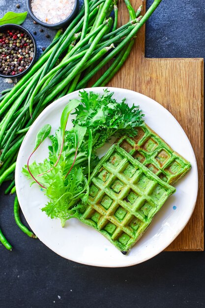 Waffles de espinacas verdes, judías verdes, verduras