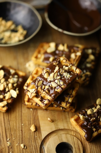 Waffles franceses con chocolate y nueces.