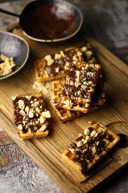 Waffles franceses con chocolate y nueces.