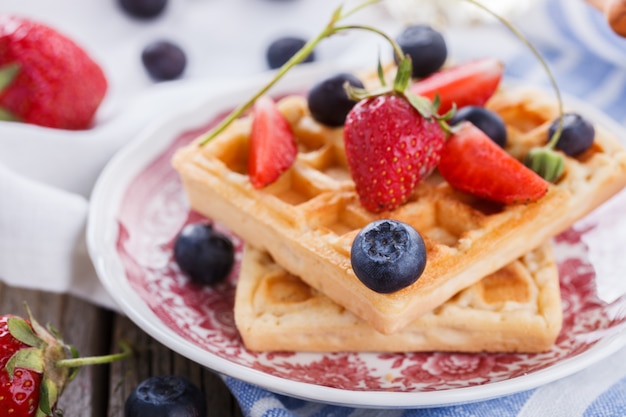 Waffles con fresas y arándanos para el desayuno