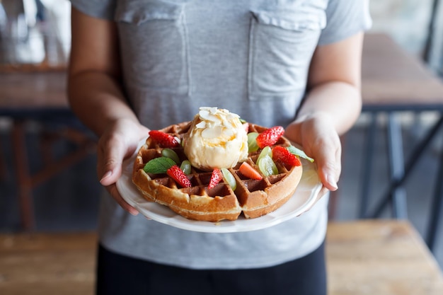 Waffles con fresas y helado