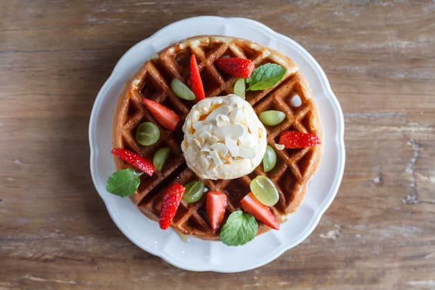 Waffles con fresas y helado