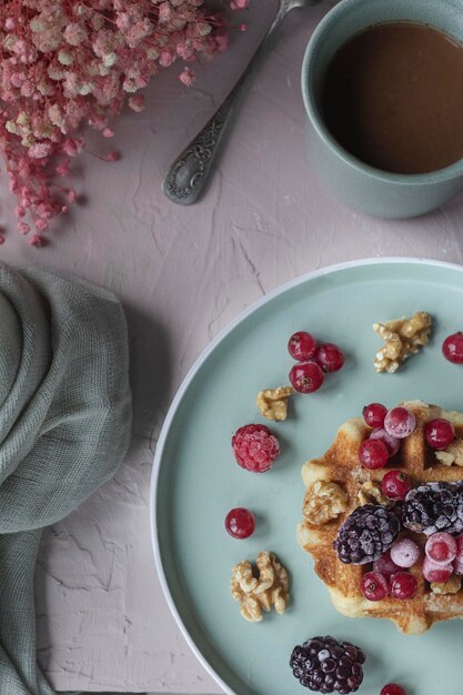 Waffles con fruta fresca y chocolate caliente