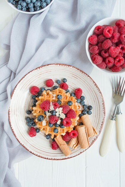 Foto waffles con frutas para el desayuno desayuno europeo