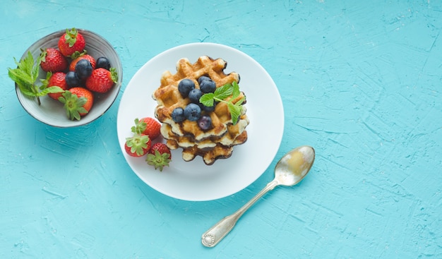 Waffles con frutas en plato blanco