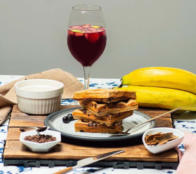 Waffles con frutas y sangría