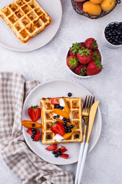 Waffles con frutos rojos y frutas