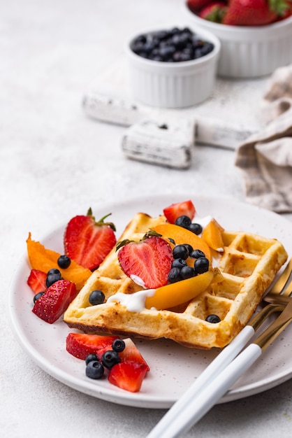 Waffles con frutos rojos y frutas