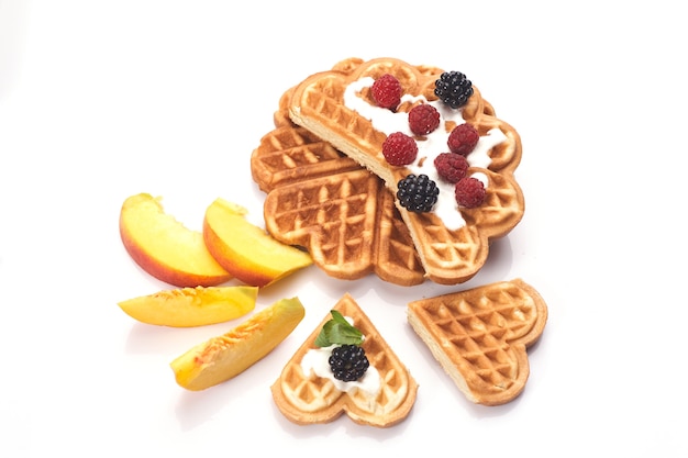 Waffles con frutos rojos y melocotones