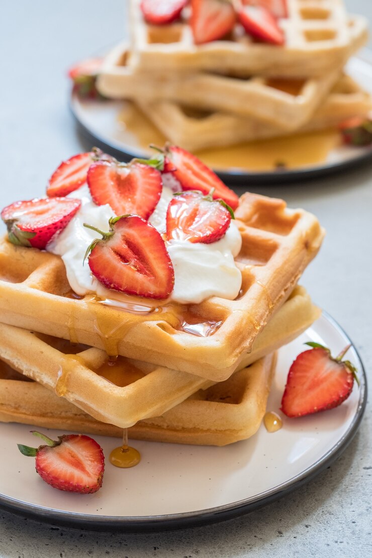 Foto waffles integrais com morango e mel