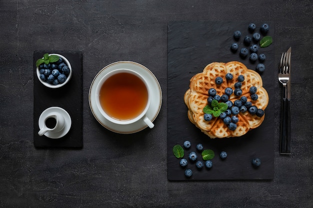 Waffles macios de Viena com mirtilos e calda de chocolate