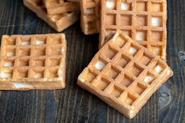 Waffles macios doces quadrados em cima da mesa