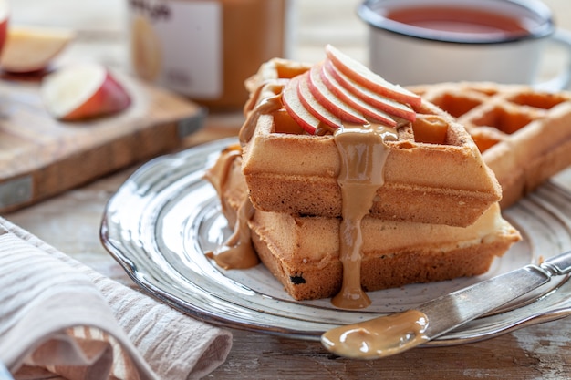 Waffles con mantequilla de maní y manzana roja