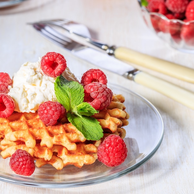 Waffles con mascarpone y frambuesas.