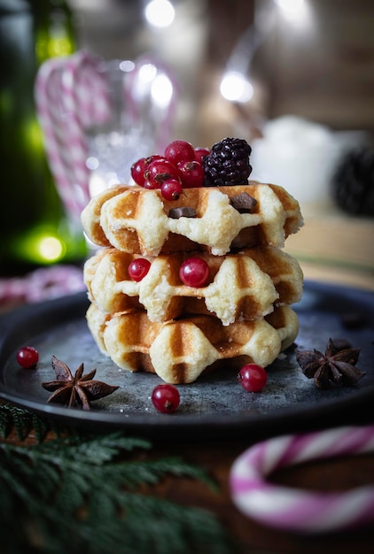 Waffles con moras y grosellas Dulces navideños