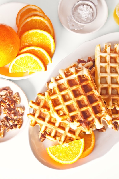 Waffles de naranja recién horneados caseros