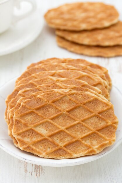 Waffles en placa sobre fondo blanco