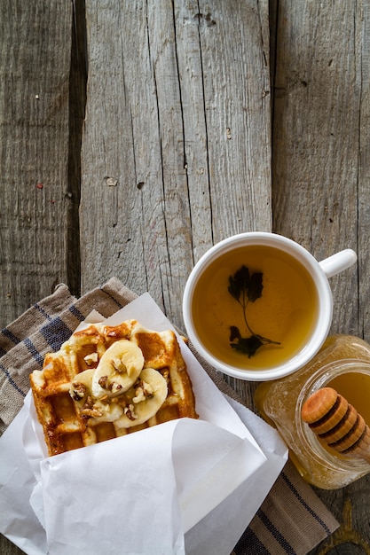 Waffles con plátano y miel de nueces