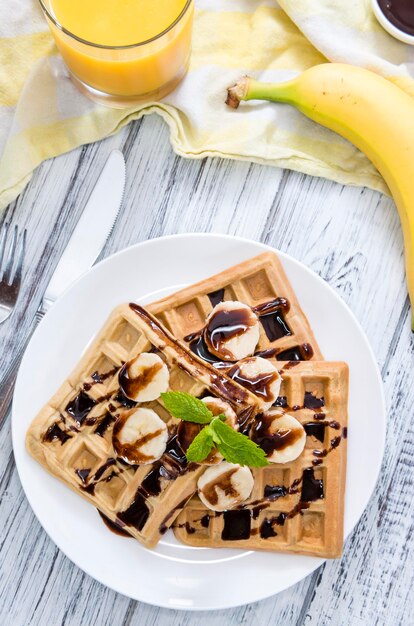 Waffles con Plátanos y Salsa de Chocolate