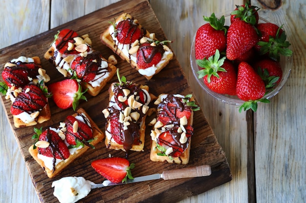 Waffles con queso crema de chocolate y fresas