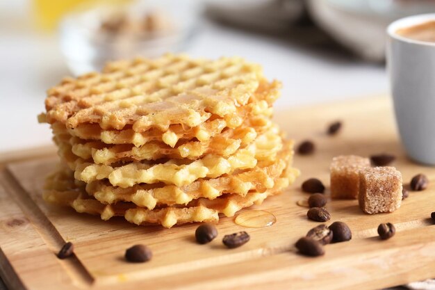 Waffles saborosos com café na tábua