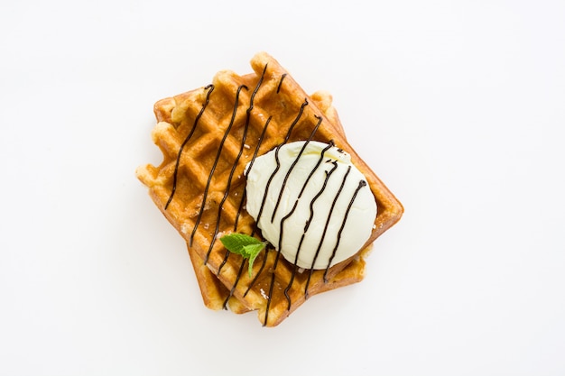 Waffles con salsa de chocolate, helado y menta