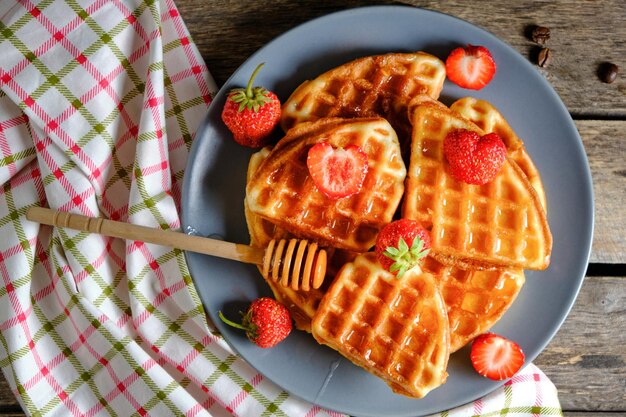 Waffles suaves de fresas y vertidos con miel