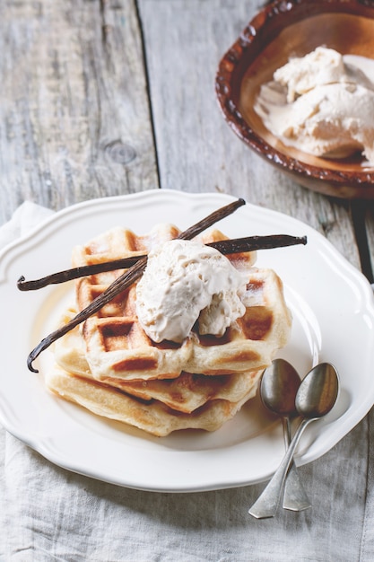 Foto waffles con vainilla y helado