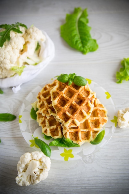 Waffles vegetales cocinados con coliflor en un plato