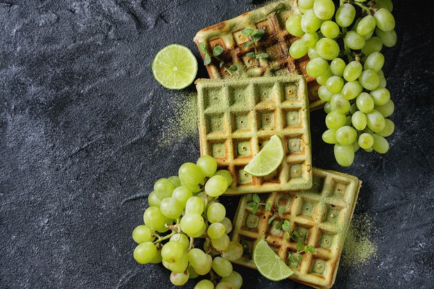 Waffles verdes com uvas