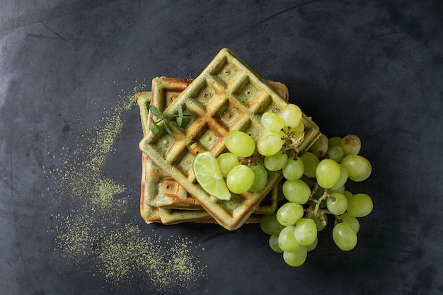 Waffles verdes com uvas