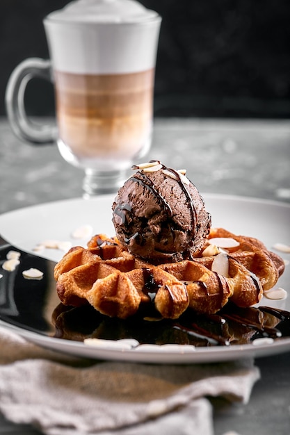 Foto waffles vienenses com sorvete e café bela imagem de sobremesa com café com leite sobremesa