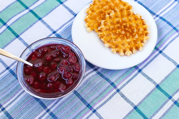 Waffles vienenses servidos com cobertura de frutas Wafers vienenses com geléia de frutas Café da manhã delicioso e saudável