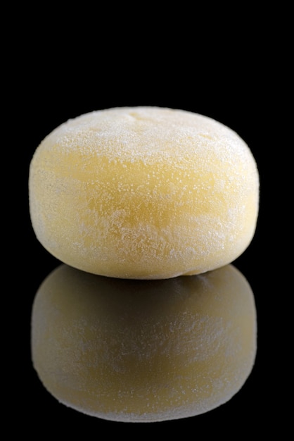 Wagashi mochi con Mango sobre fondo negro. Copie el espacio, enfoque selectivo, menú asiático, cocina.