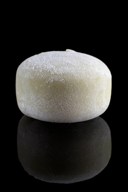 Wagashi Mochi con té verde sobre fondo negro. Copie el espacio, enfoque selectivo, menú asiático, cocina.