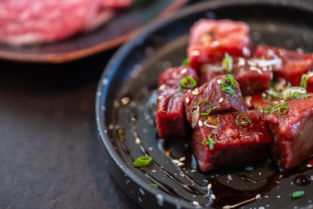 Foto wagyu-rindfleisch in stücke auf dem teller, hochwertiges japanisches fleisch