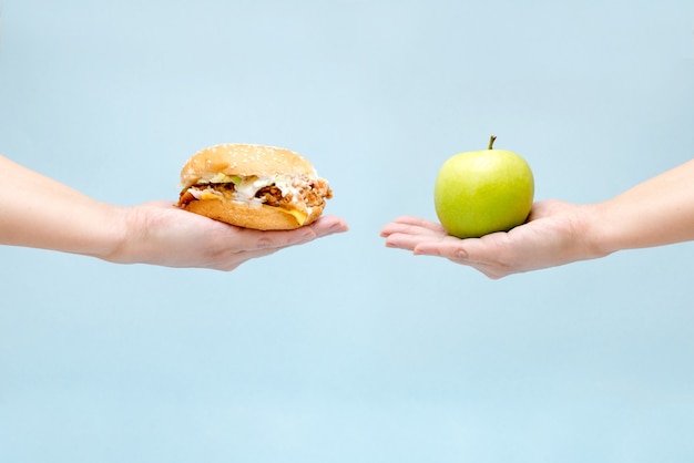 Foto wahl zwischen gutem und schlechtem essen