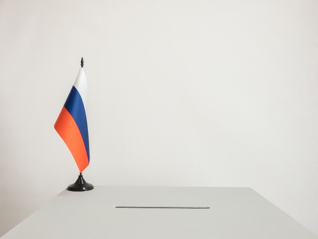Wahlurne mit Nationalflagge Russlands. Präsidentschaftswahl 2018