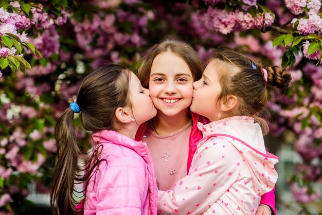 Wahre Freundschaft Pink unser Favorit Kinder Frühlingsgarten Sakura-Garten Schwestern Freunde Sakura-Bäume Hintergrund Kinder rosa Blüten von Sakura-Baum Blumen zarte Blüte Kinder genießen Kirschblüte